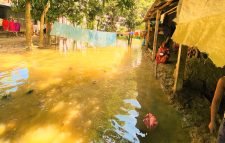  বন্যার পানির রাত অইলে ঘুম লাগেনা সাপ আর আফালের ডরে’