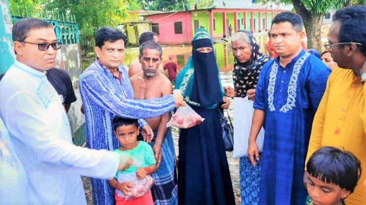বানভাসিদের মাঝে কোরবানির মাংস বিতরণ করলেন জেলা প্রশাসক মীর নাহিদ আহসান