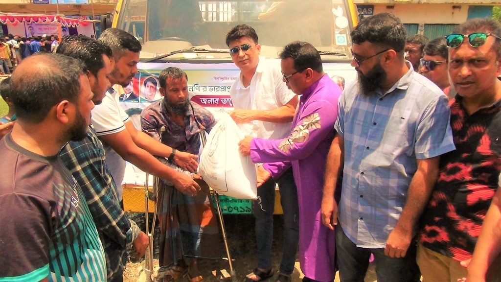 মৌলভীবাজারে  জাকির হোসেন উজ্জ্বলের উদ্যোগে জেলার বন্যাদূর্গত  পরিবারের মাঝে খাদ্যসামগ্রী বিতরণ