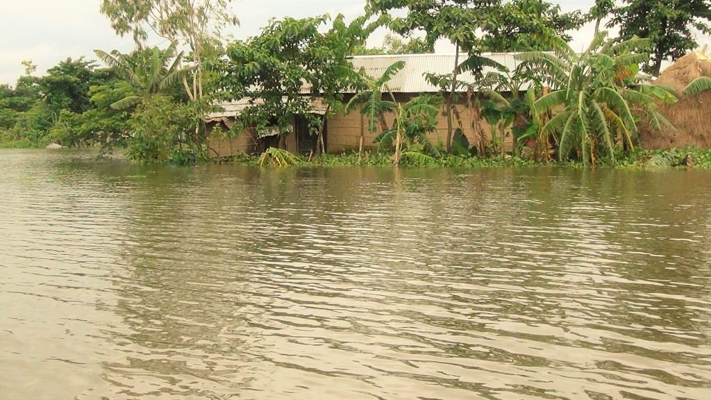 মৌলভীবাজারে বন্যার প্রভাব পড়েছে ঈদ বাজারেও