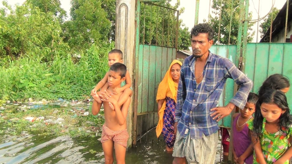 মৌলভীবাজারে বন্যা পানি ধীর গতিতে কমছে, বাড়ছে রোগ