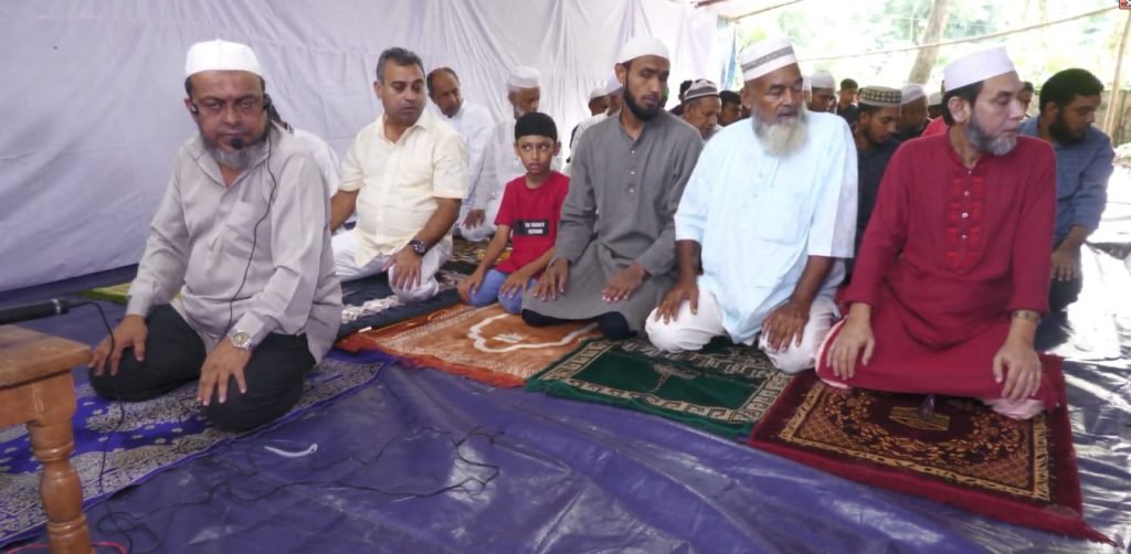 সৌদির সাথে মিল রেখে মৌলভীবাজারে ঈদ উল আযহার নামায পড়লেন শতাধিক মুসল্ল¬ী
