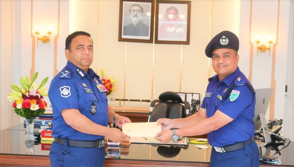 মৌলভীবাজারে বন্যাকবলিতদের মাঝে অর্থ প্রদান করলেন পুলিশের আইজিপি