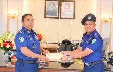 মৌলভীবাজারে বন্যাকবলিতদের মাঝে অর্থ প্রদান করলেন পুলিশের আইজিপি