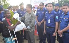 আইজিপি প্রাপ্ত শুদ্ধাচার পুরস্কারের অর্থে মৌলভীবাজারের বন্যার্তদের মধ্যে ত্রাণ সামগ্রী বিতরণ