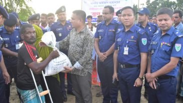 আইজিপি প্রাপ্ত শুদ্ধাচার পুরস্কারের অর্থে মৌলভীবাজারের বন্যার্তদের মধ্যে ত্রাণ সামগ্রী বিতরণ