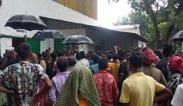 চা শ্রমিকদের অবরোধ কর্মসূচী স্থগিত, কর্মবিরতি চলবে