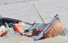 বঙ্গোপসাগরে ৫ ট্রলার ডুবি, নিখোঁজ ১৬ জেলে