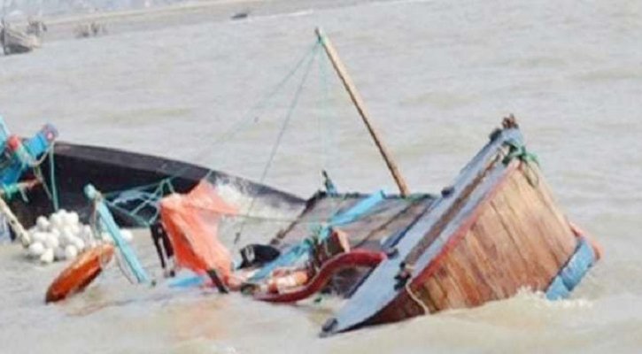 বঙ্গোপসাগরে ৫ ট্রলার ডুবি, নিখোঁজ ১৬ জেলে