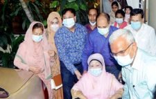 হাসপাতাল থেকে বাসায় ফিরেছেন খালেদা জিয়া
