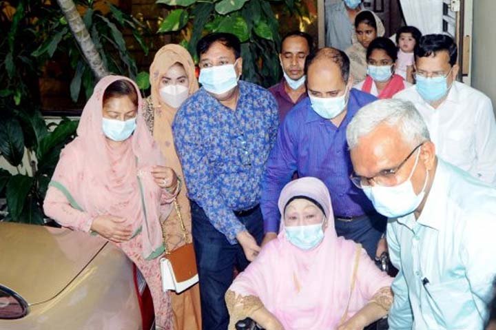 হাসপাতাল থেকে বাসায় ফিরেছেন খালেদা জিয়া