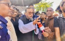 চা-শ্রমিকদের তিনদিন অপেক্ষা করতে বললেন পরিবেশমন্ত্রী