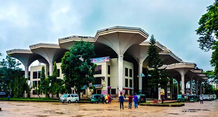 সিলেটে টিকিট কালোবাজারির দায়ে রেলের বুকিং সহকারী বরখাস্ত, আটক ২