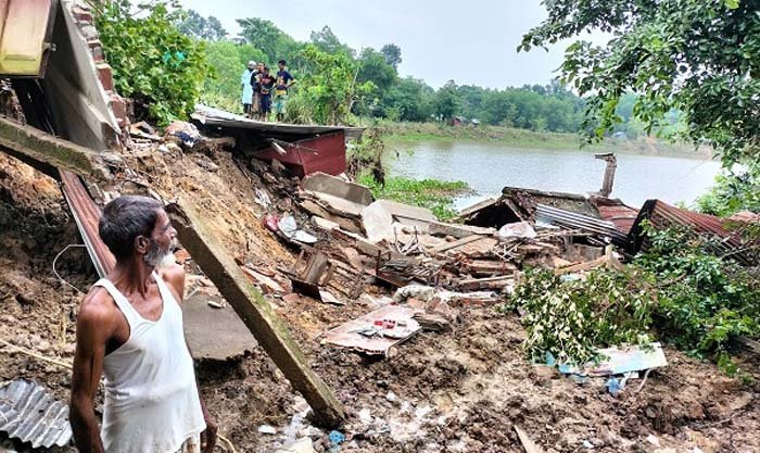 ফেঞ্চুগঞ্জে টানা বর্ষণে ধসে পড়ল বসতঘর