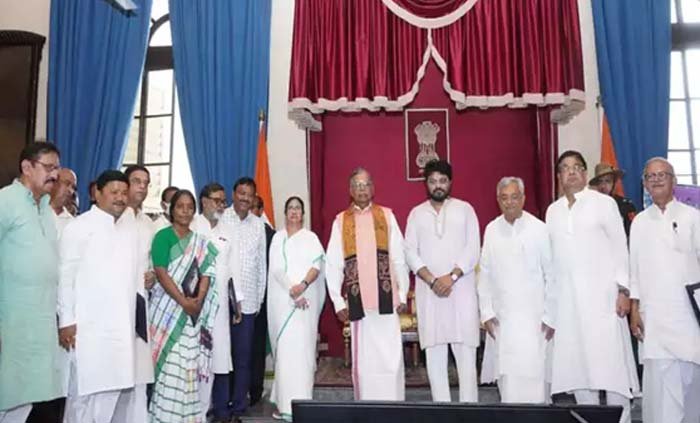 মমতার মন্ত্রিসভায় বড় রদবদল, শপথ নিলেন ৮ জন