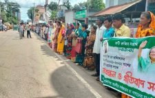 মজুরী বৃদ্ধি না হলে মহাসড়কে অবস্থানের ঘোষণা চা শ্রমিকদের