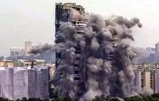 চোখের পলকেই ভেঙে পড়লো ভারতের ‘টুইন টাওয়ার’