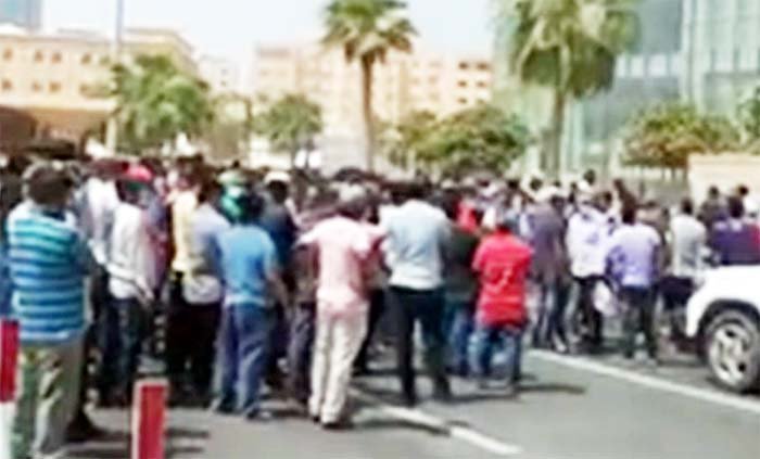 কাতারে মজুরি বিরোধে সংকটে বিদেশি শ্রমিকরা