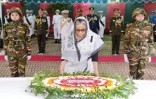 টুঙ্গিপাড়ায় বঙ্গবন্ধুর সমাধিতে শ্রদ্ধা নিবেদন করেছেন প্রধানমন্ত্রী