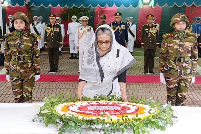 টুঙ্গিপাড়ায় বঙ্গবন্ধুর সমাধিতে শ্রদ্ধা নিবেদন করেছেন প্রধানমন্ত্রী