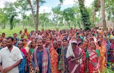 অনির্দিষ্টকালের কর্মবিরতিতে চা শ্রমিকরা