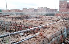 ইটের গাঁথুনি না দিয়েই উপহারের ঘর নির্মাণ, ভেঙে দিল প্রশাসন