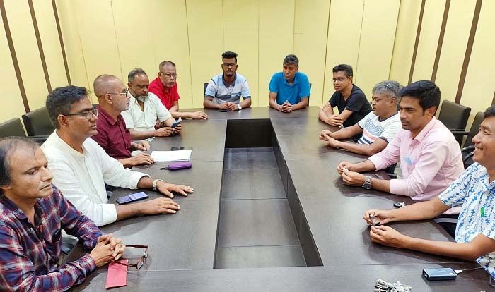 স্থানীয় দৈনিকের দায়িত্বশীলদের সাথে জেলা প্রেসক্লাবের মতবিনিময়