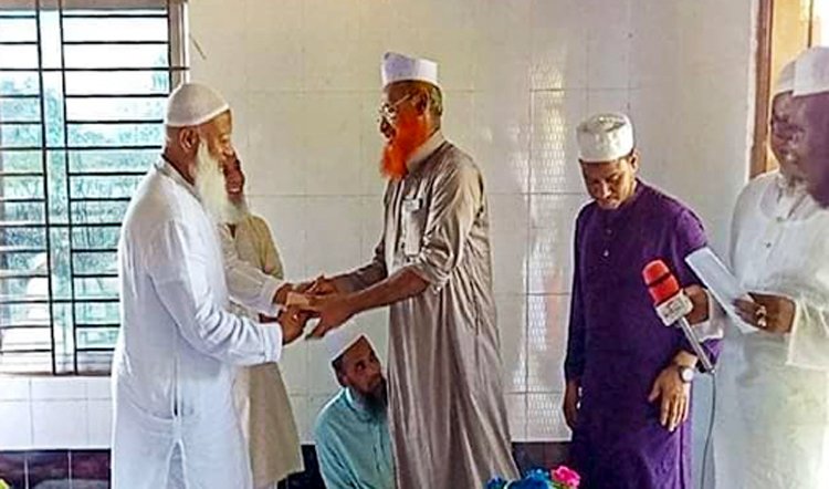 জমিয়তে উলামায়ে ইসলাম বাংলাদেশের নেতৃবৃন্দকে জামায়াতের কেন্দ্রীয় আমীরের ৫লক্ষ টাকা প্রদান