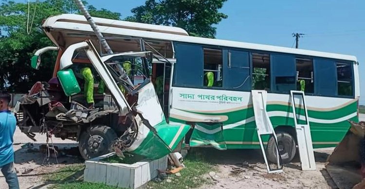 দ্রুতগতির বাস ঢুকে গেলো ফিলিং স্টেশনে, আহত ২০