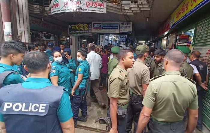 মার্কেটের বর্ধিত অংশ ভাঙ্গার নির্দেশ সিসিকের, ২ লাখ টাকা জরিমানা