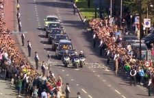 উইন্ডসরের পথে রানির মরদেহ, দু’পাশে হাজারো মানুষের ভিড়