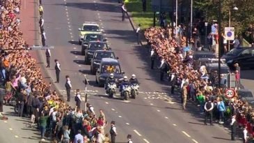 উইন্ডসরের পথে রানির মরদেহ, দু’পাশে হাজারো মানুষের ভিড়