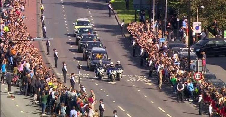 উইন্ডসরের পথে রানির মরদেহ, দু’পাশে হাজারো মানুষের ভিড়