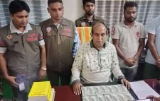 বেনাপোল থেকে ৭০ হাজার ডলারসহ দুজন আটক