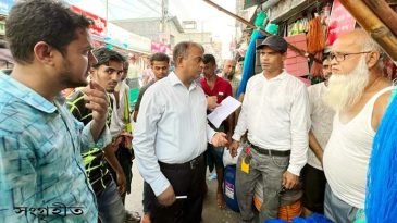 নগরে দুই টন পলিথিন জব্দ, পাঁচ প্রতিষ্ঠানের জরিমানা ৩ লাখ টাকা