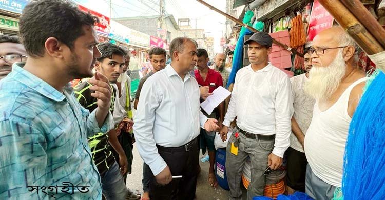 নগরে দুই টন পলিথিন জব্দ, পাঁচ প্রতিষ্ঠানের জরিমানা ৩ লাখ টাকা