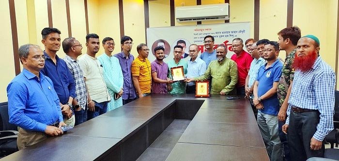সাংবাদিক মনোয়ার জাহান ও নুরুল হক শিপুকে বিদায় সংবর্ধনা