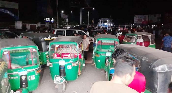 চরম দুর্ভোগের পর পরিবহন শ্রমিকদের অবরোধ প্রত্যাহার