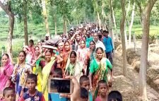 পূজার আগে বকেয়া ও উৎসব বোনাস চান চা শ্রমিকরা