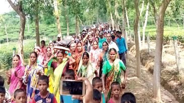পূজার আগে বকেয়া ও উৎসব বোনাস চান চা শ্রমিকরা