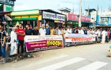 জকিগঞ্জে ব্যবসায়ীর বিরুদ্ধে মামলার প্রতিবাদে মানববন্ধন