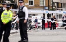 লন্ডনে ছুরি হামলায় দুই পুলিশ কর্মকর্তা গুরুতর আহত