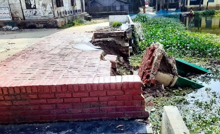 জগন্নাথপুরের কেন্দ্রীয় শহীদ মিনার ভেঙে পুকুরের পানিতে