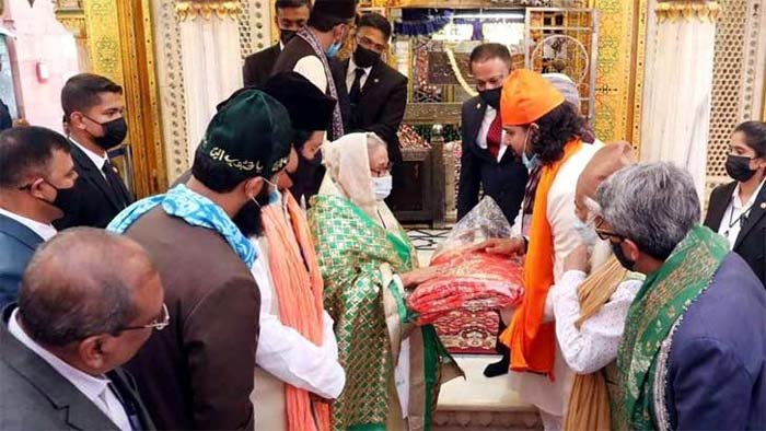 নিজামুদ্দিন আউলিয়ার মাজার জিয়ারত করলেন প্রধানমন্ত্রী