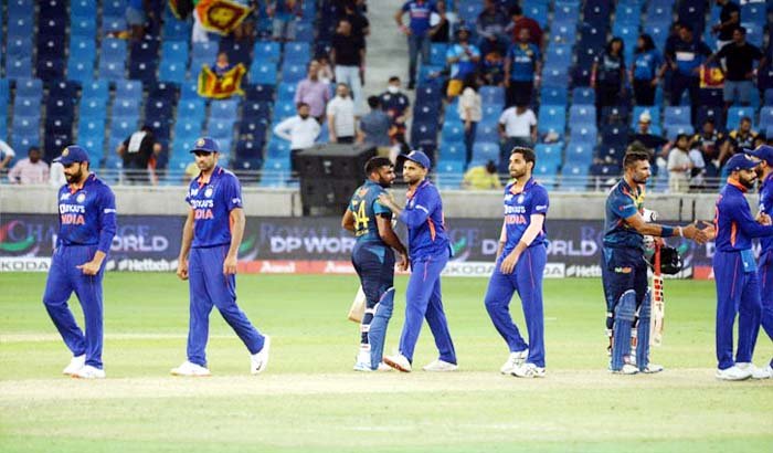 সিংহের থাবায় এবার ভারত কুপোকাত