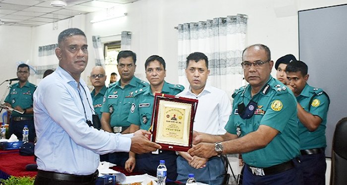 তিন পুলিশ সদস্যকে বিদায় সংবর্ধনা দিল এসএমপি