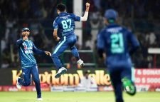 শ্বাসরুদ্ধকর ম্যাচে ইংল্যান্ডকে হারালো পাকিস্তান