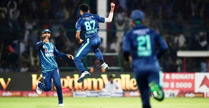 শ্বাসরুদ্ধকর ম্যাচে ইংল্যান্ডকে হারালো পাকিস্তান