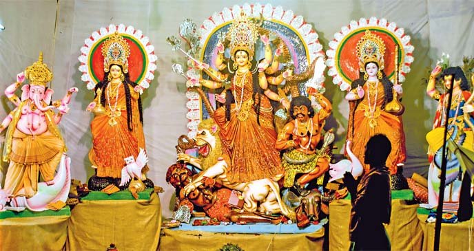 মুসলিম পরিবারের পূজা দিয়ে শুরু হয় যে দুর্গাপূজা