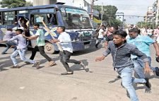 রাজধানীতে বিএনপি-আওয়ামীলীগ ধাওয়া পাল্টা-ধাওয়া, আহত শতাধিক